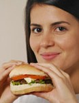 mujer-comiendo-hamburguesa-116x150 Trucos para Comer Menos