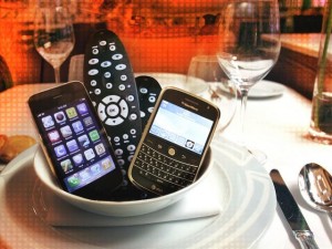 Restau-distracted-dining-300x225 Teléfono Móvil Vs Comer
